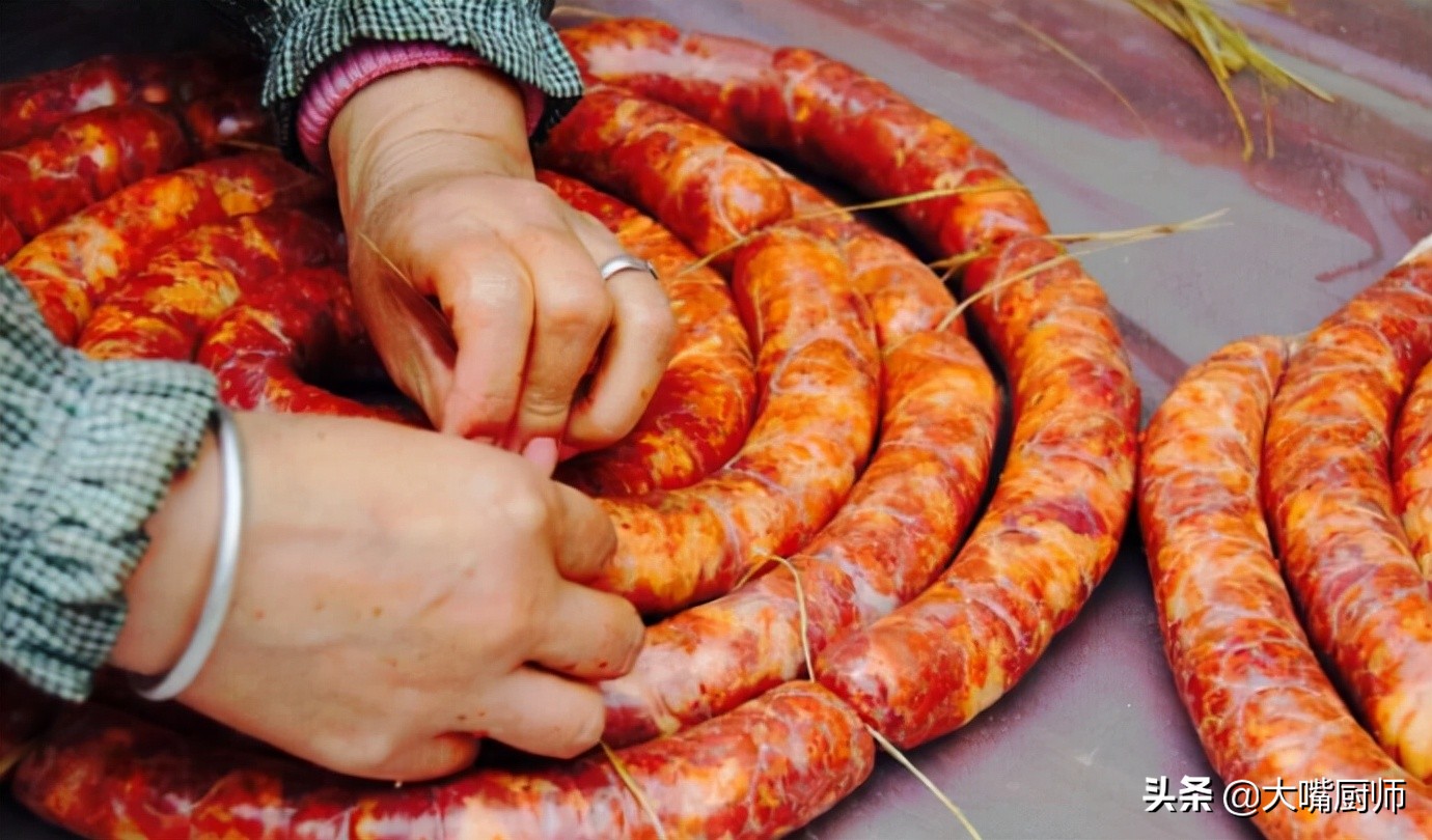 腌腊肠15斤肉大概要放多少克盐,四川腊肠正宗做法十斤肉放多少盐