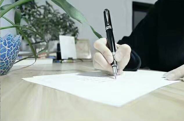 拿钢笔的手法,如何拿钢笔视频教程