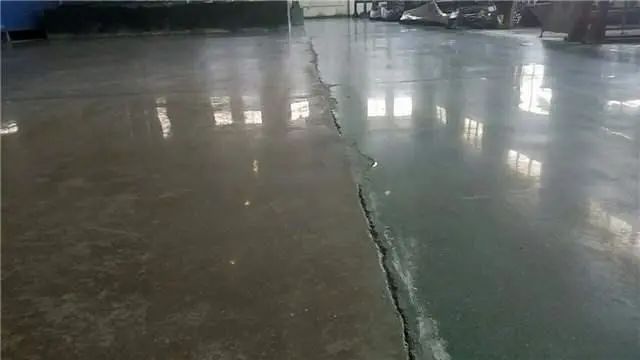 水泥地面强度不够起砂怎样处理,自家院子水泥地面起砂怎么修复