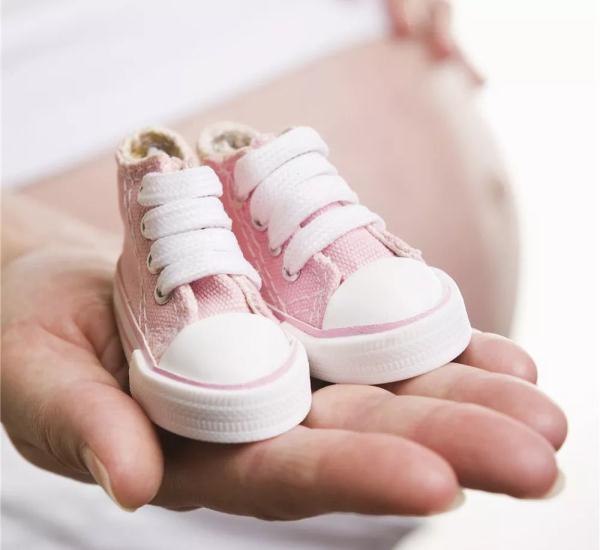 龙凤胎兄妹又抱又亲刚出生,龙凤胎兄妹出生相差一分钟