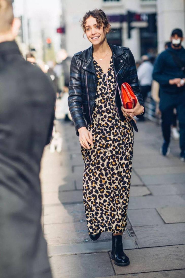 最近火了一种穿法，叫“裙子+外套”，时髦又高级，关键还显气质