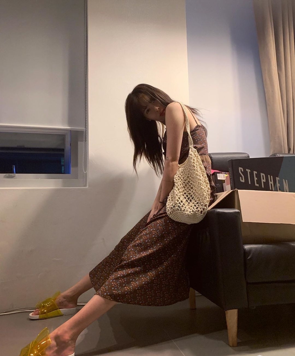 泫雅牛仔长裙穿搭,泫雅碎花吊带裙