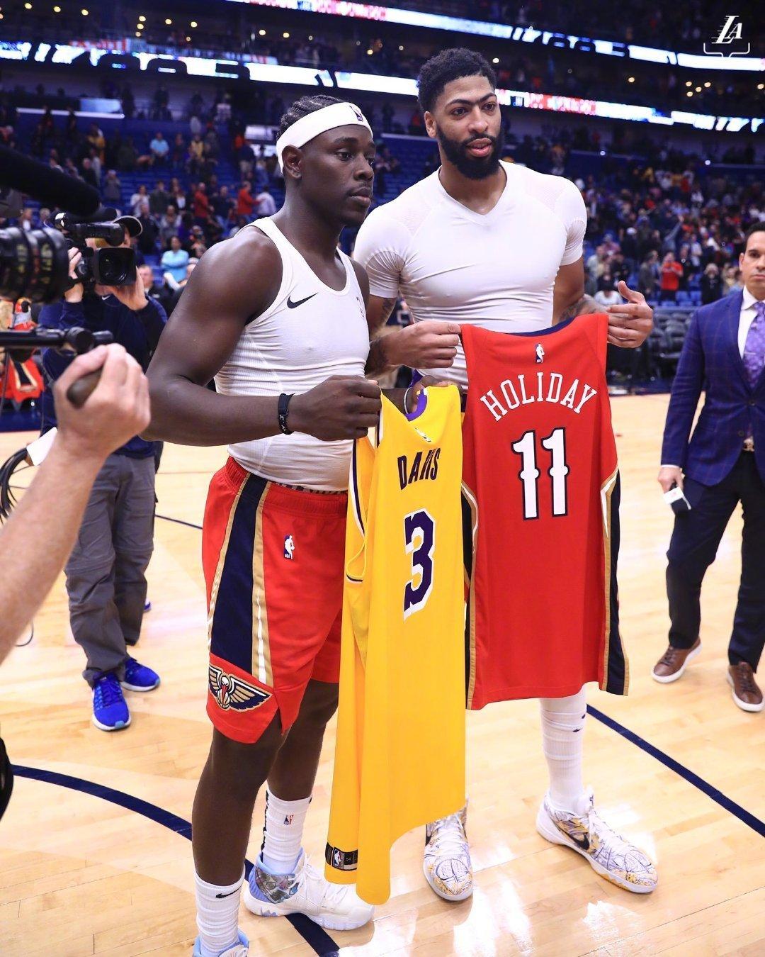 浓眉戴维斯和詹姆斯暖心,浓眉霍勒迪感情