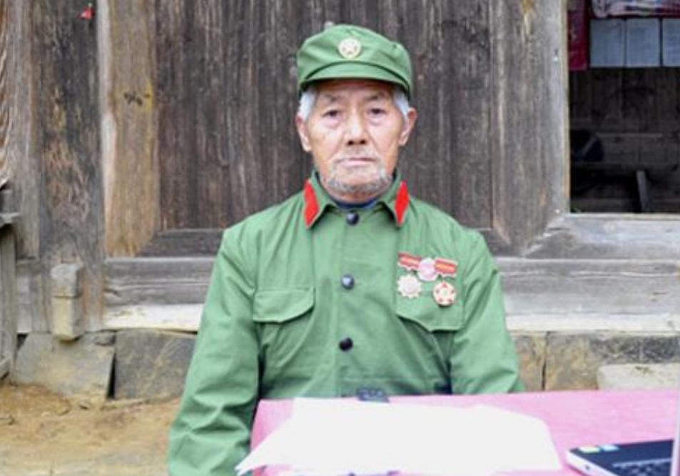 八旬老农带女儿进城看病，老伴不小心说漏嘴，才知是毛主席警卫员