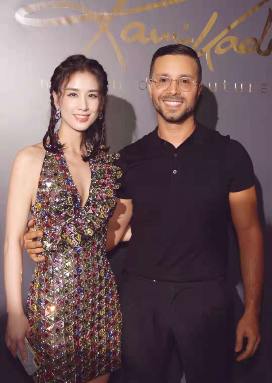 36岁黄圣依惊艳出场,黄圣依深v吊带裙