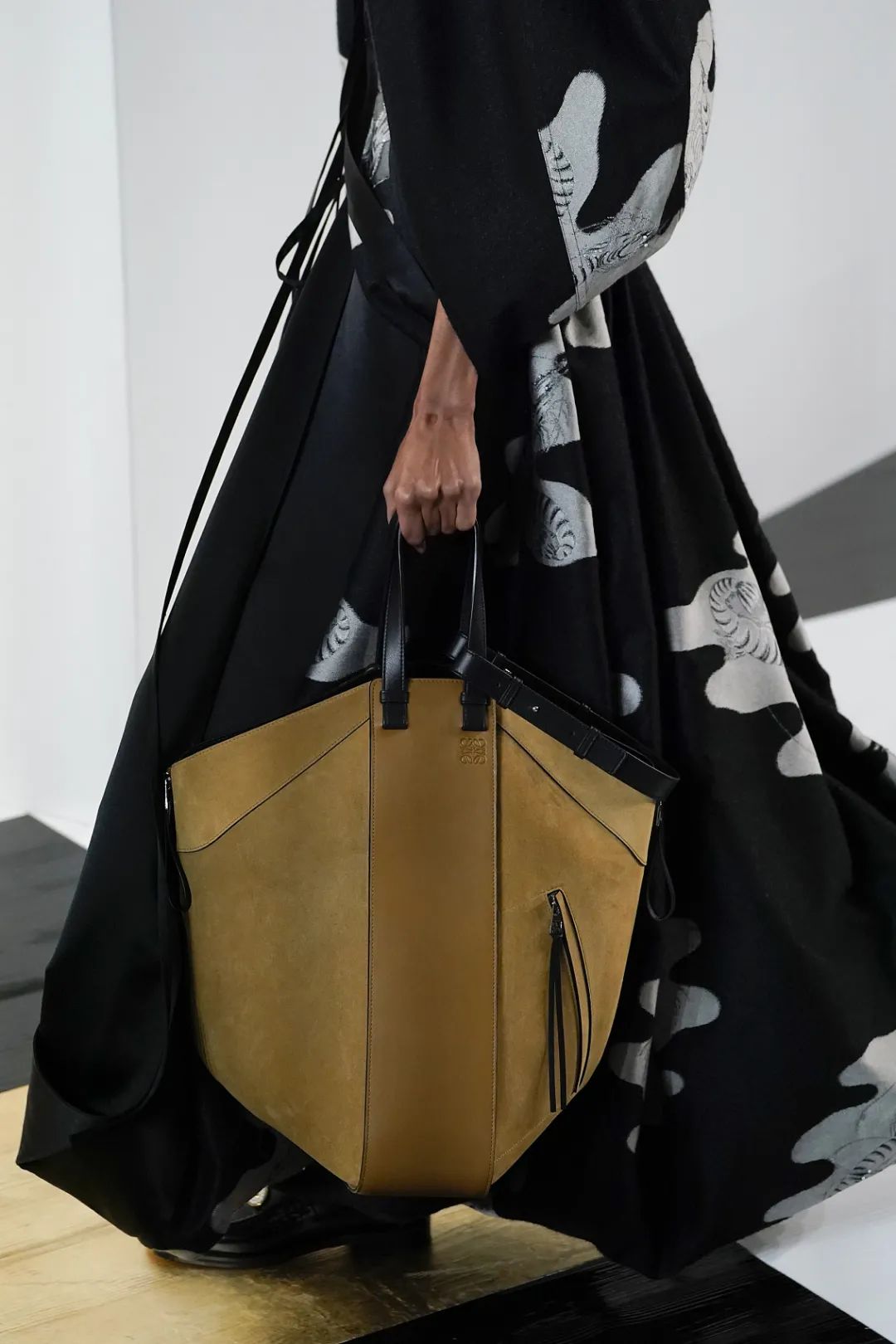 有没有一只，能配得上你野心的tote包？挣钱买包VS买包挣钱