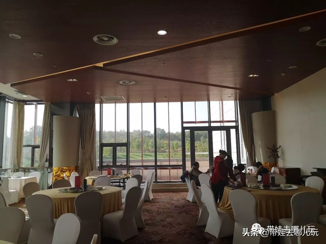 住别墅、滚草坪、躺在床上看电影，密云轻奢营地的花样玩法