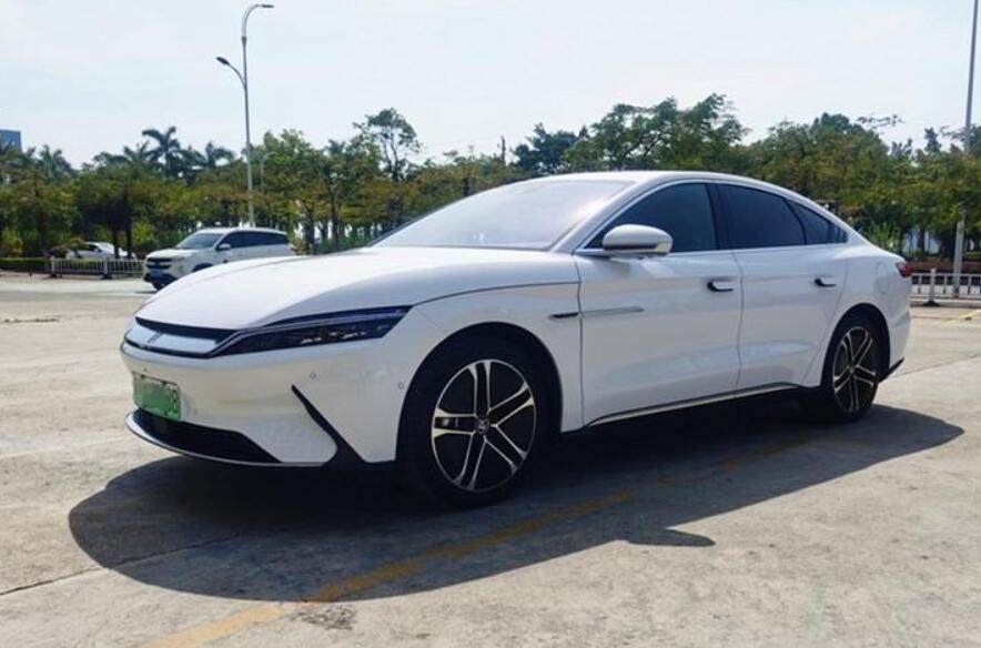 三年的纯电汽车为什么不给续保,汽车3年突然没电了正常吗