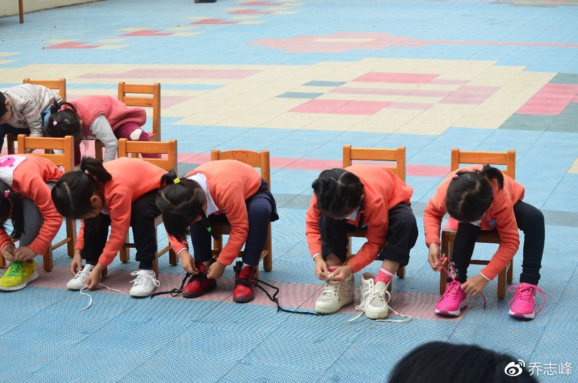 你家的孩子会系鞋带吗,孩子会系鞋带了妈妈说的话