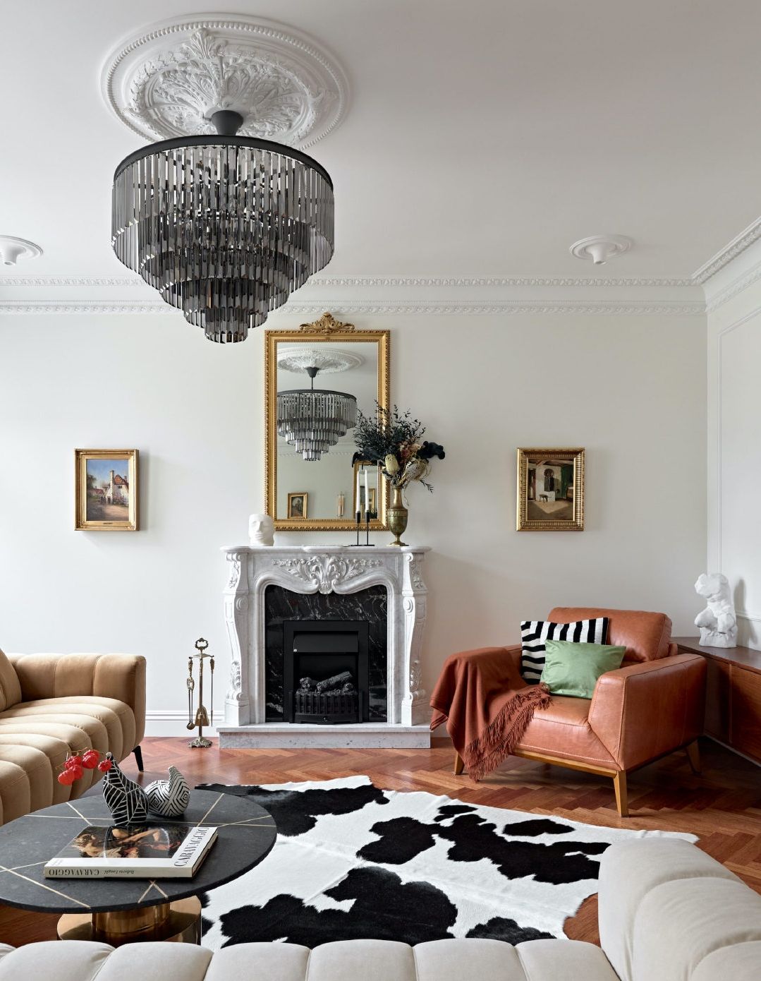 水晶灯具搭配现代简约家具,房间轻奢水晶灯