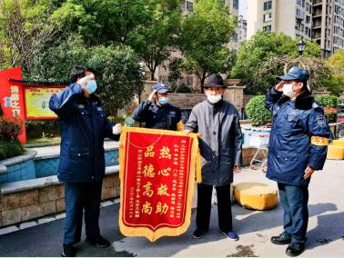 锦旗背后的温馨故事,锦旗背后的故事医护人员