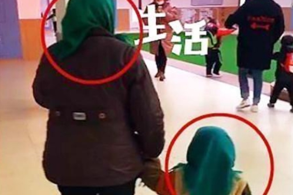 奶奶带孙子逛街，俩人头饰太“抢眼”，网友：笑喷了，我家有同款