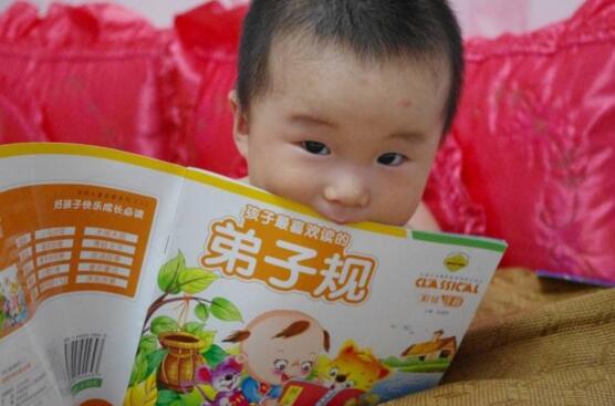 小男孩打退烧针两针,两岁男孩打完预防脑炎针发烧