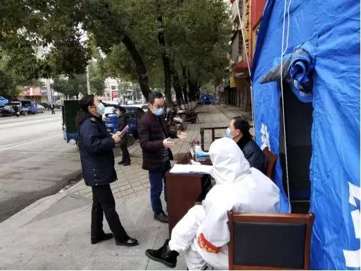 战疫志愿者坚守一线,抗击疫情志愿者守村口