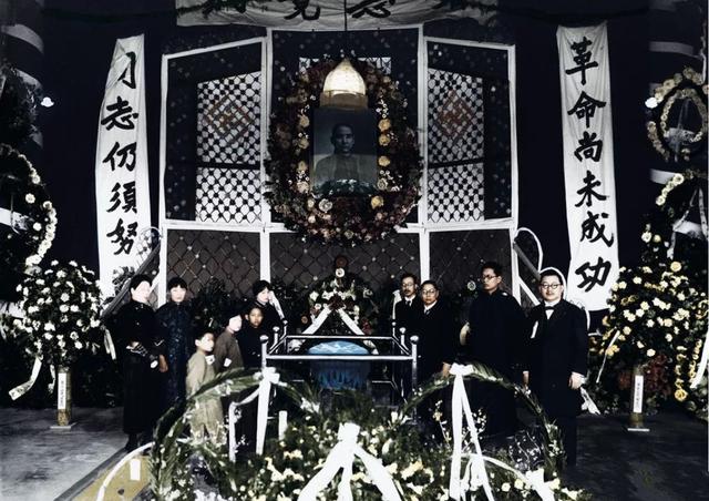 卢慕贞:17岁结婚,45岁被尊为“国母”,48岁收到丈夫的离婚信