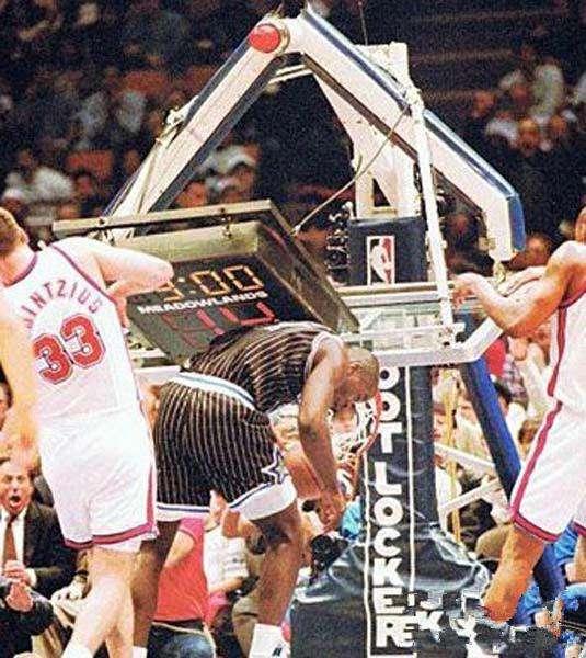 扣碎篮板的场面：乔丹把篮板搞得稀碎，鲨鱼用19个扣坏的筐做成树