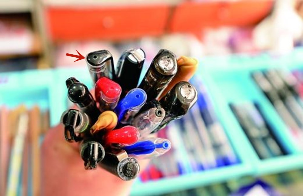 冷知识教室椅子的小孔,为什么塑料凳子中间有个小孔