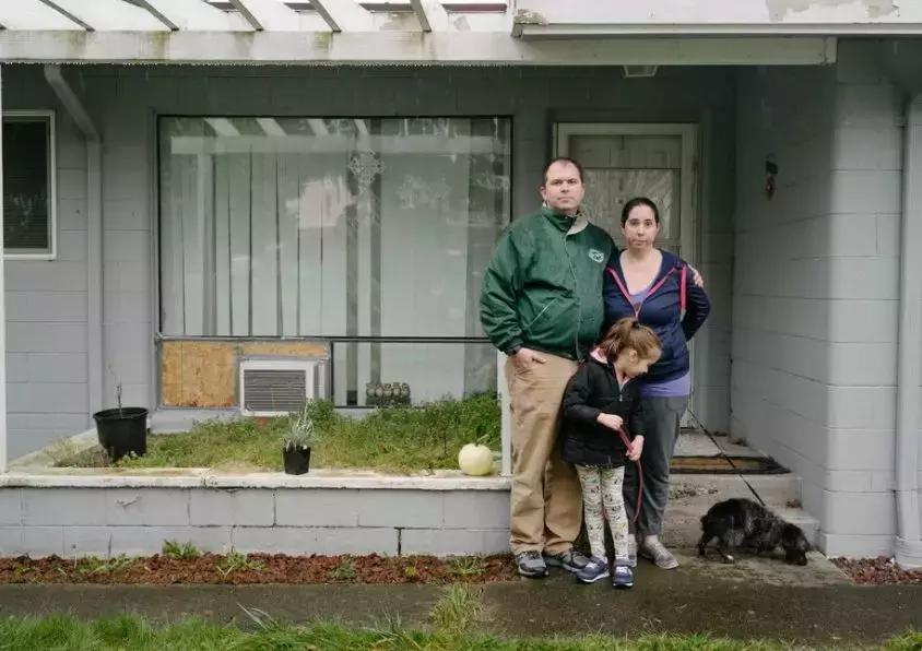 外交官写眼线笔测评，政府雇员纷纷打零工：都是美政府“停摆”逼的