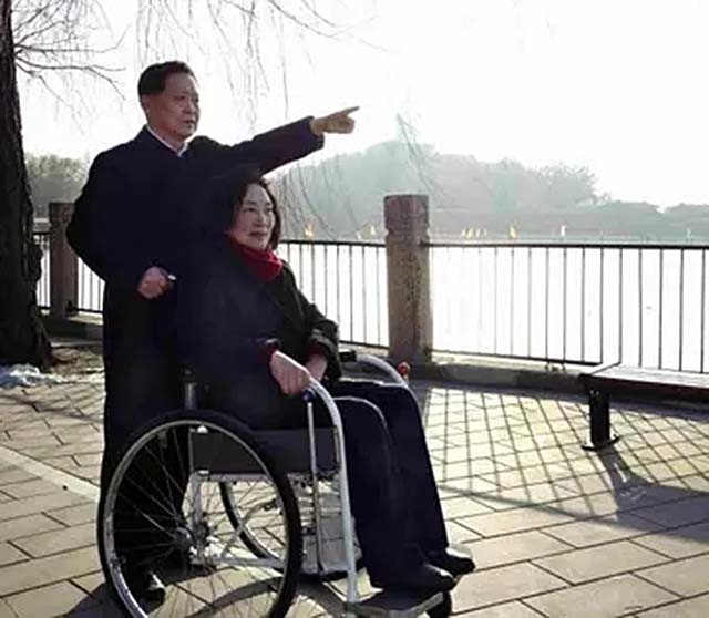 空军飞行员闫志国,飞行员丈夫闫志国照料妻子41年