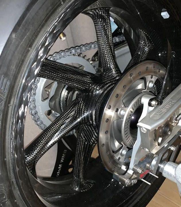 120万一辆的宝马机车，引擎纯手工打造，国内仅29辆可惜无法上牌