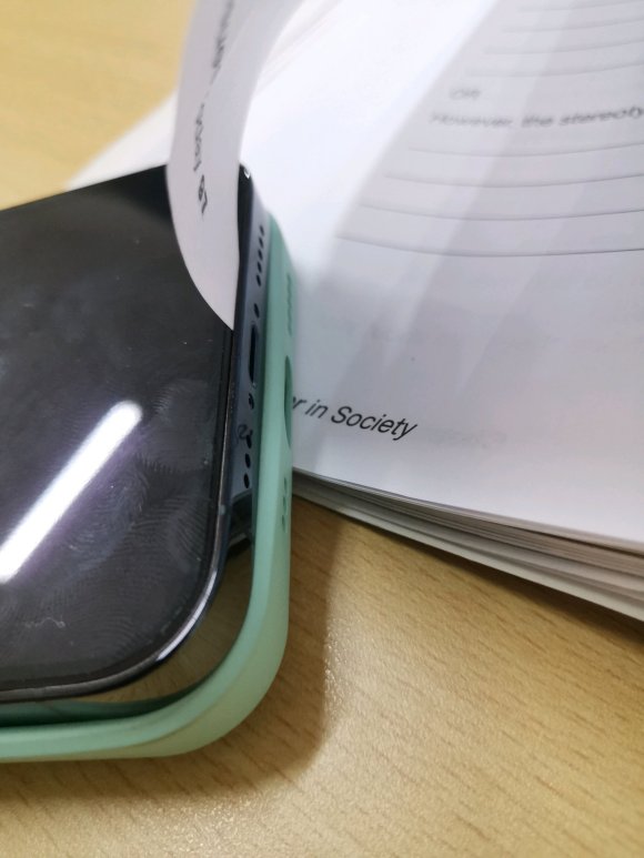 iPhone12品控再出问题，屏幕边框缝隙能插纸，坑人哦