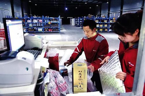 农村电商助力精准扶贫有关的视频,农村电商助力全县脱贫专题