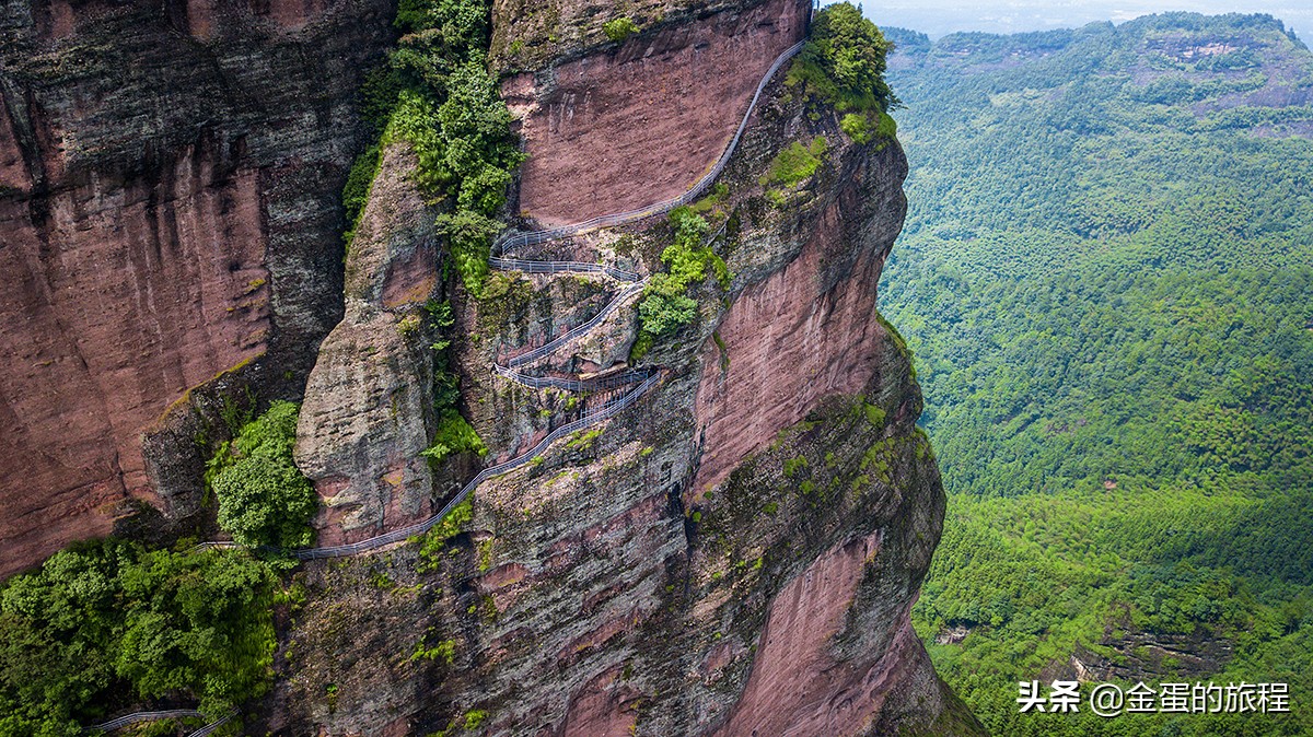 江浙地区唯一的一处世界自然遗产名录的神奇景观,丹霞地貌江郎山