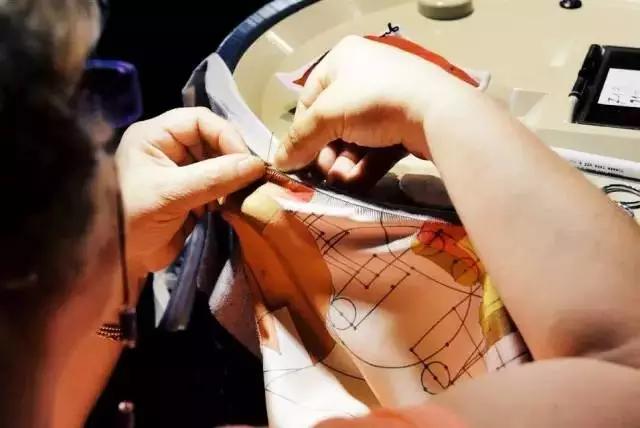 爱马仕丝巾贵的原因,爱马仕丝巾白标和黑标区别