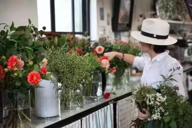 这家破厂房改造的花店,这是北京最美的小花店,明星都来拍照