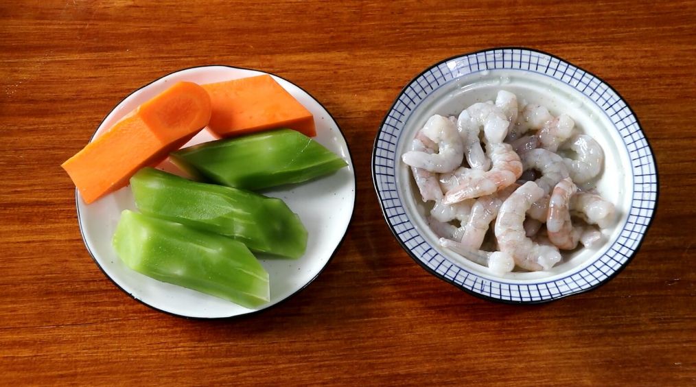 莴笋西葫芦尖椒和虾仁能一起炒,莴笋炒山药虾仁的家常做法视频