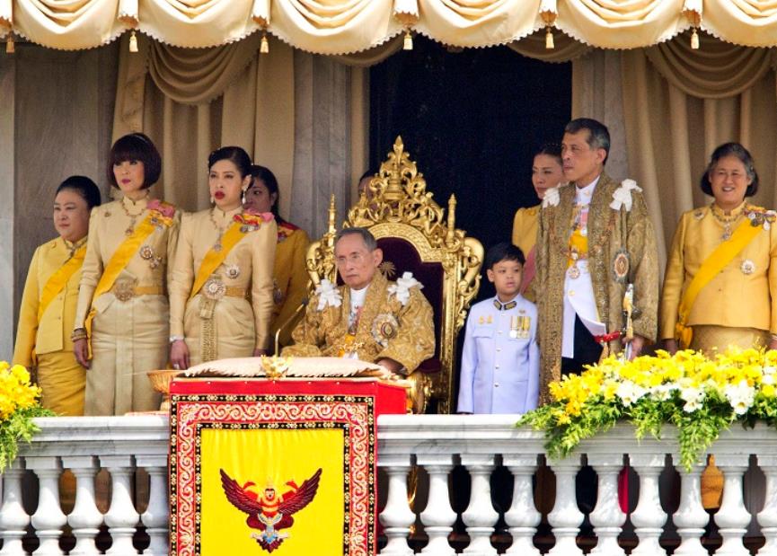 三王子眼镜造型好帅,获得美国医学博士学位,16岁提帮功比不了