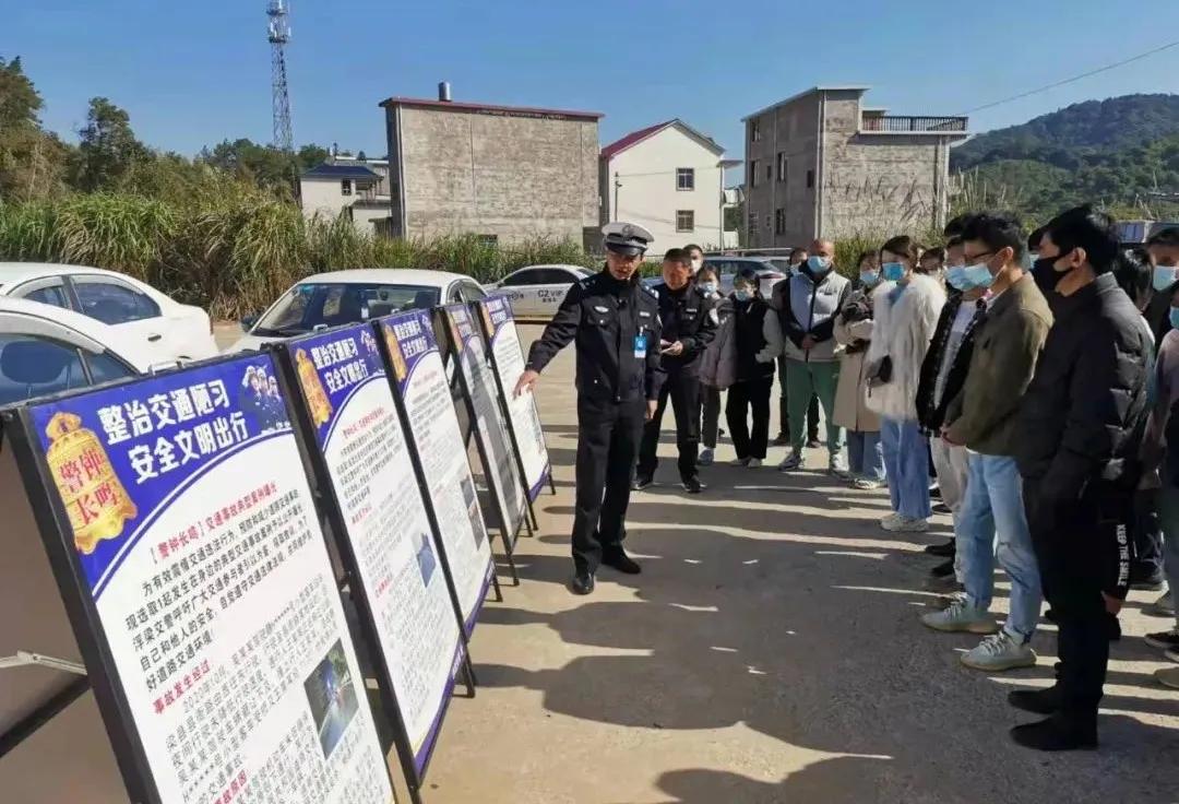 交警进驾校开展交通安全宣传,交警深入辖区驾校开展安全宣传