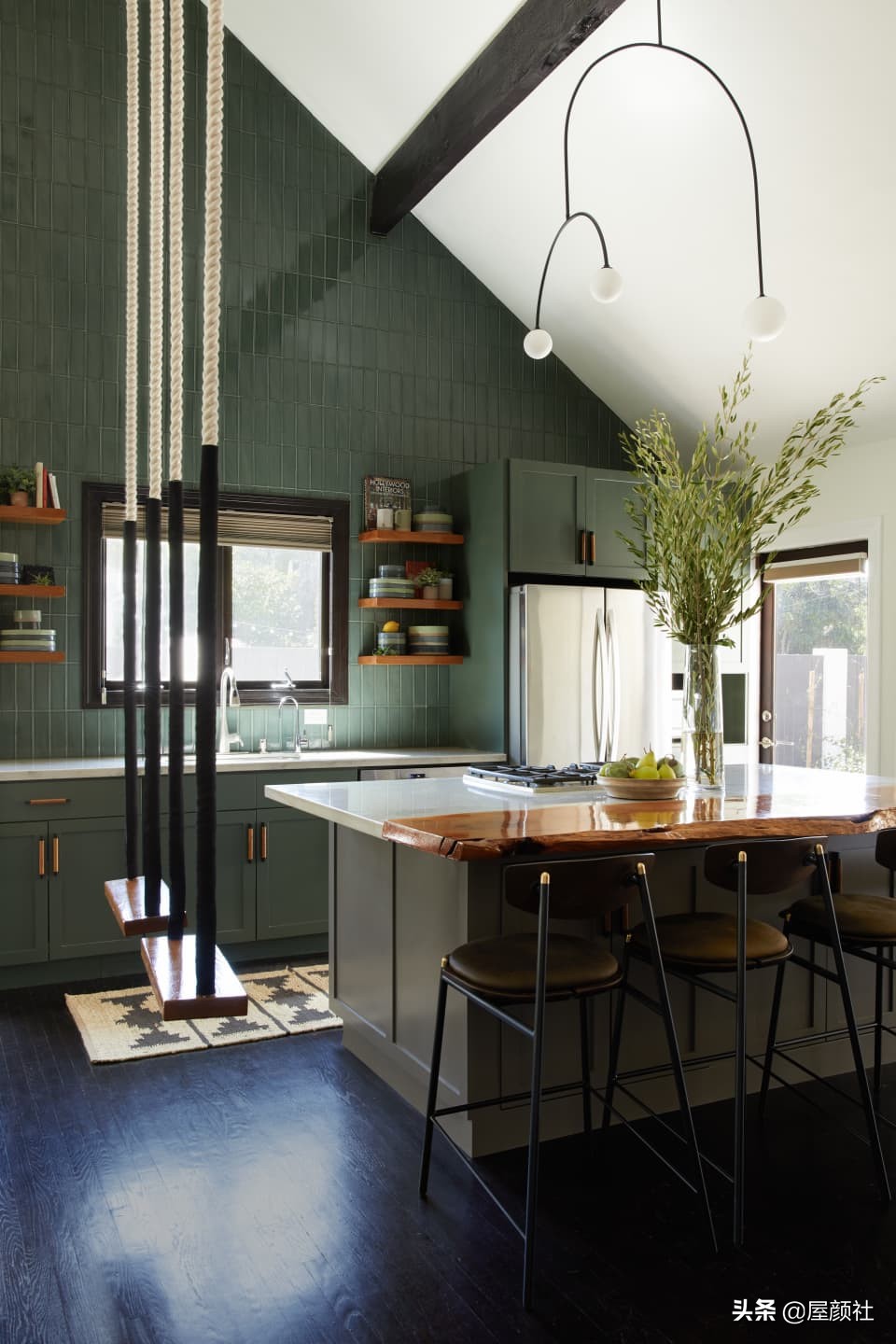 好莱坞明星詹妮娜的豪宅曝光。混搭复古,大胆涂色,居然还配秋千