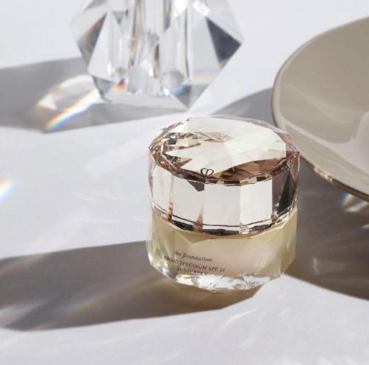 粉底霜和粉底液有什么不同,粉底霜和粉底液有什么区别呢