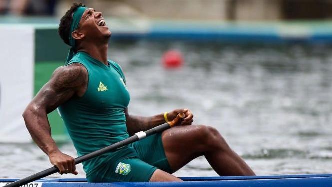 巴西男足夺金拒穿领奖服,巴西男足奥运夺冠领奖服