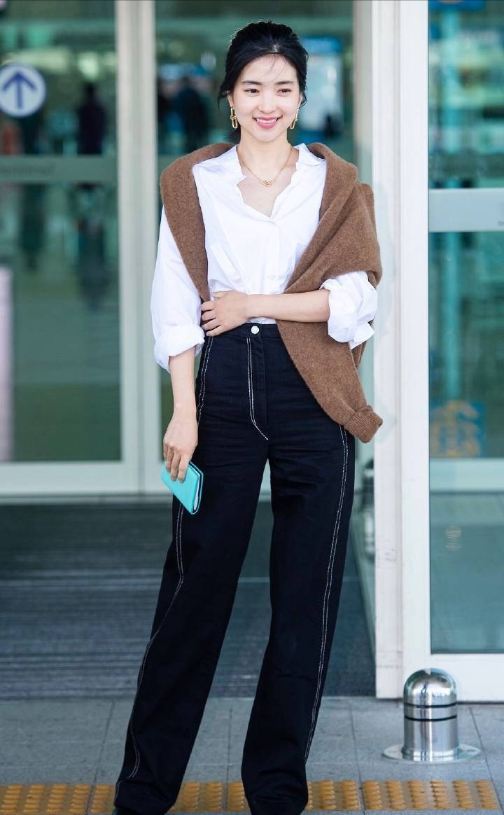 金泰梨白衬衣怎么搭配 (金泰梨白衬衫怎么搭配)