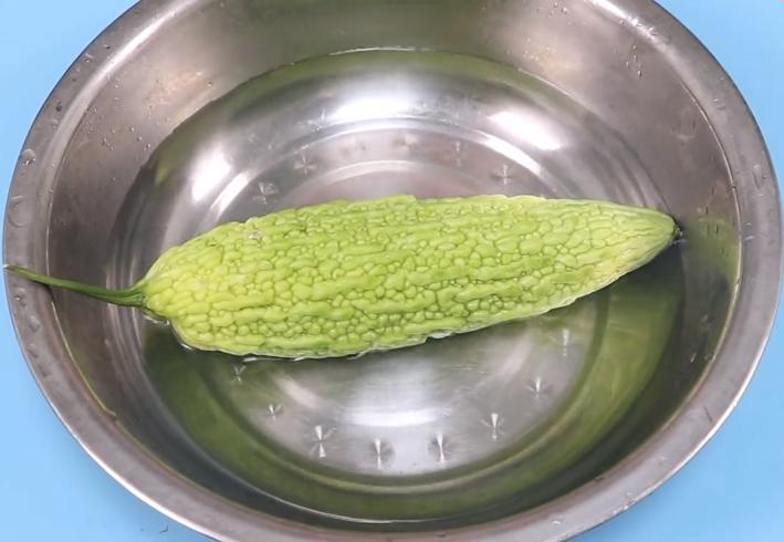 苦瓜怎么炒不苦不变色还脆,苦瓜怎么炒不苦又好吃不变色