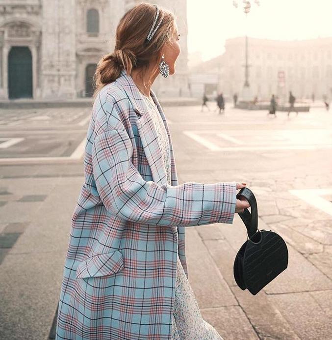 买了名牌包又得买名牌衣服,买了大牌包包后悔吗