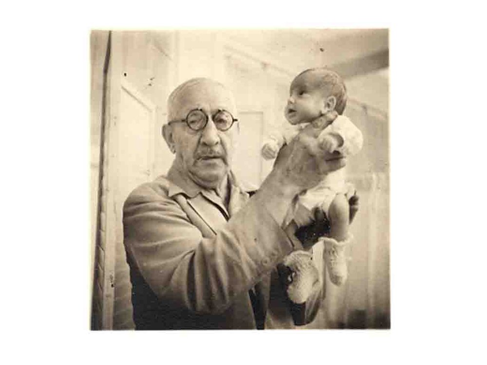 他是名假医生，曾用早产儿办猎奇展，却拯救了上千名早产儿的生命