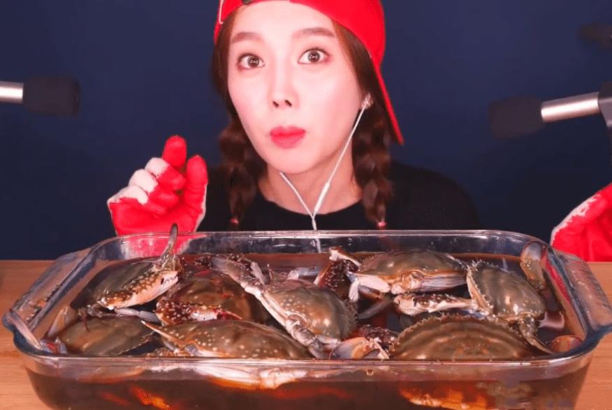 美女吃螃蟹直播视频,美女直播吃超大螃蟹