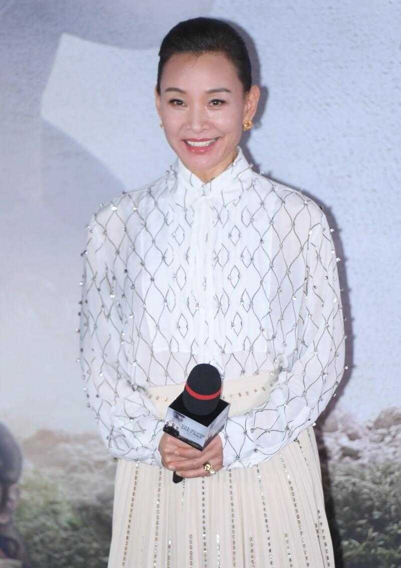 陈冲深v领礼服及吊带裙,陈冲惊艳西方人