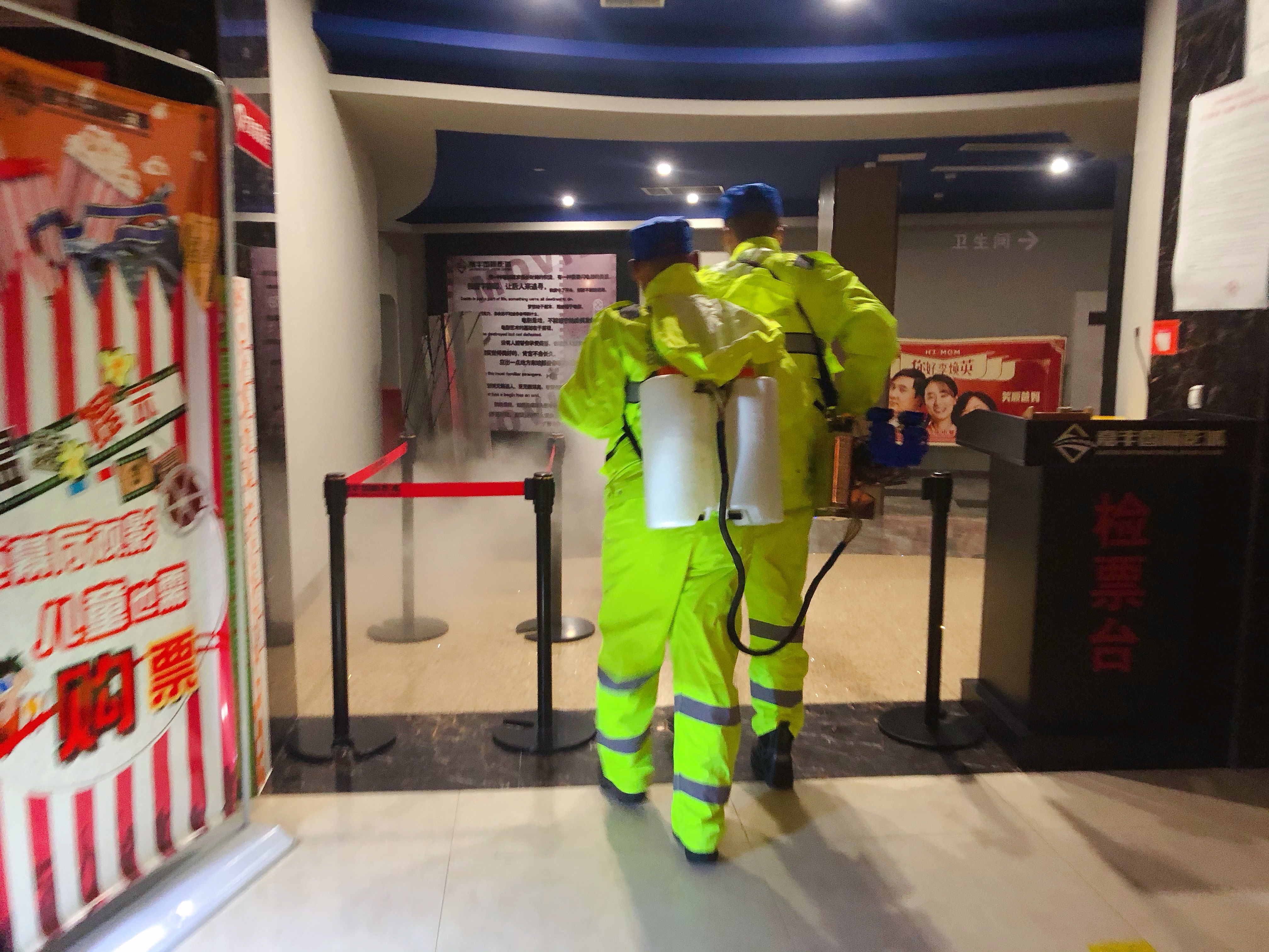 “硬核”防护|溧阳蓝天救援队助力嘉丰影院开启全面消杀工作