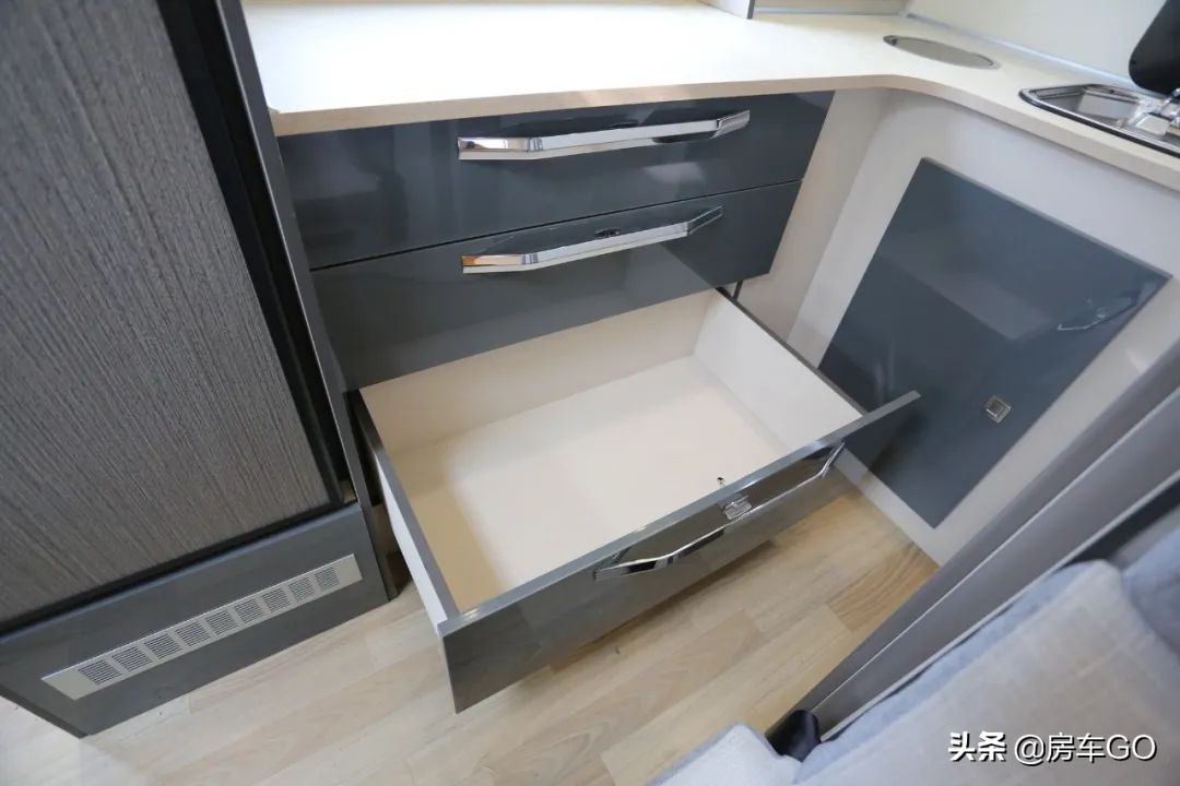 2.0t自动挡四驱越野房车13万左右,2.0t发动机8at轻卡房车