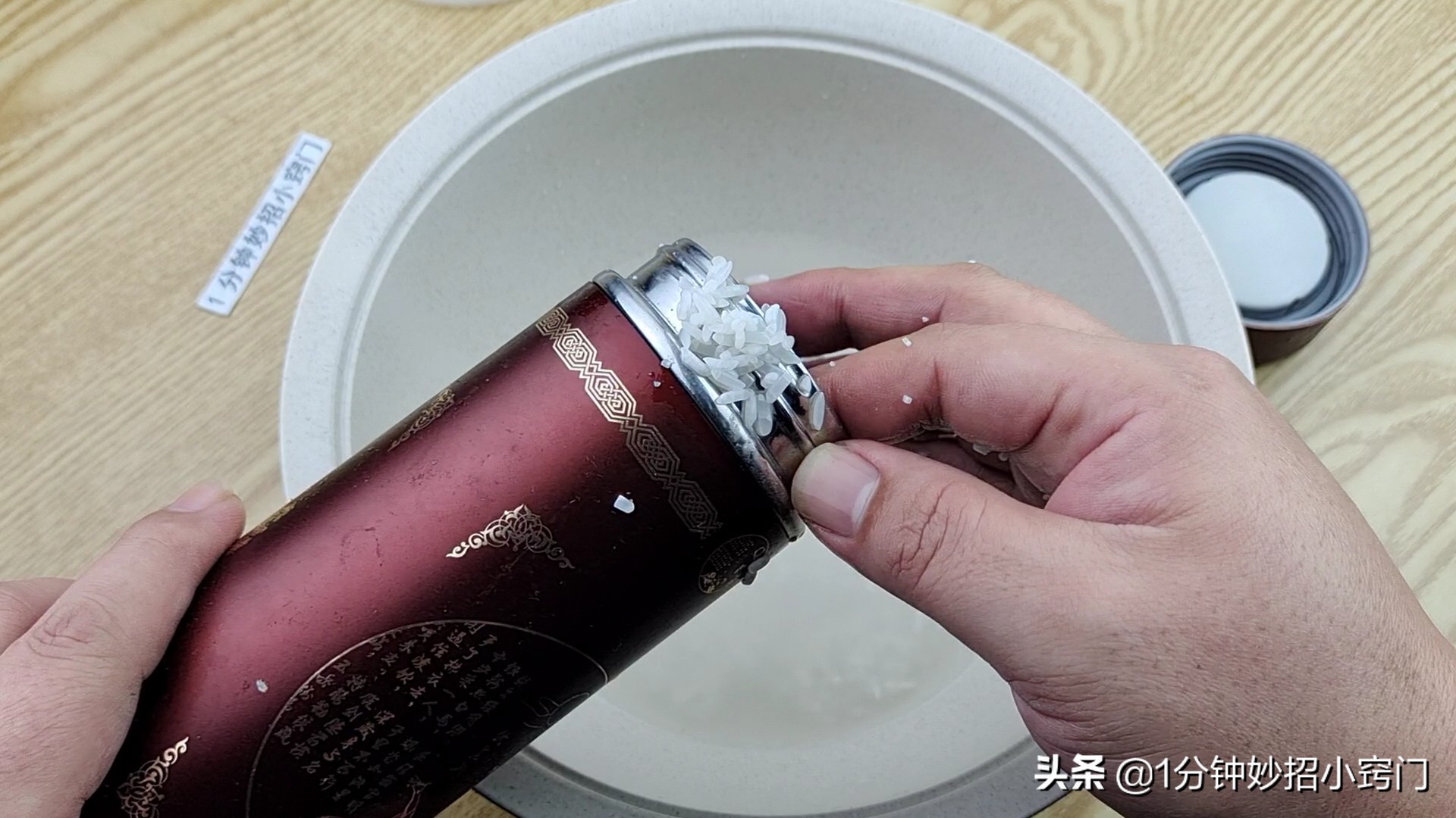 保温杯拎不开小妙招,保温杯太深了手伸不进去如何清洗