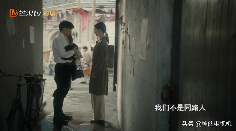 李易峰金晨谈隐秘而伟大导演合影,隐秘而伟大李易峰在墙上壁咚金晨