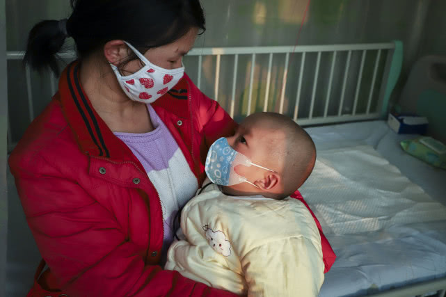 一岁萌娃拒绝妈妈喂饭要自己吃,萌宝患重症拒绝吃奶