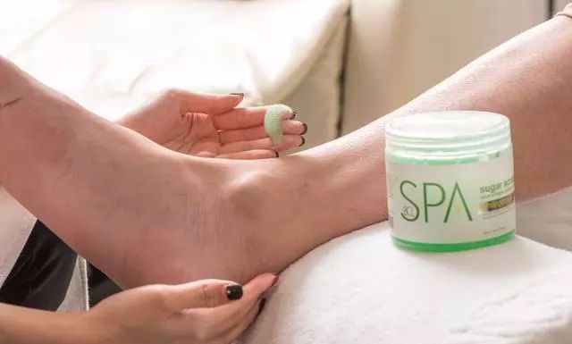 春季脸干燥起皮怎么缓解,脚部一年四季干燥起皮怎么办