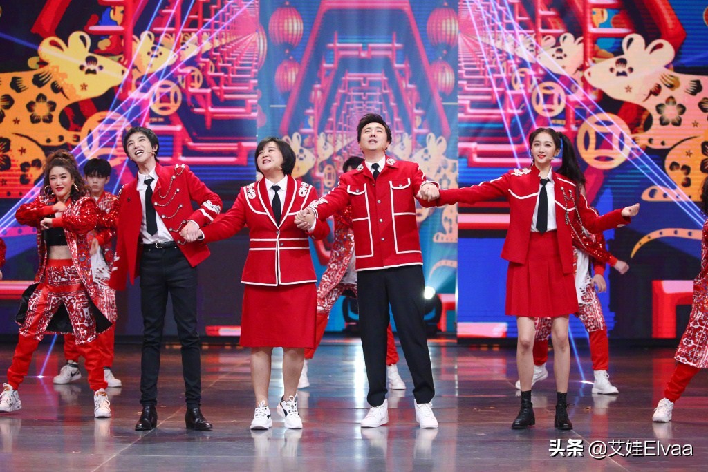 关晓彤沉迷时尚造型,关晓彤一袭酷感十足装扮现身机场