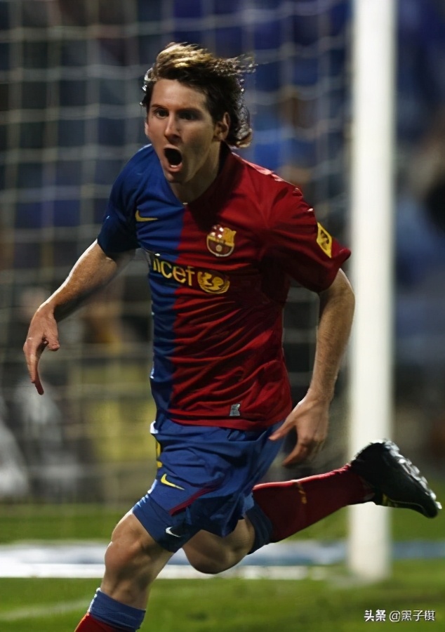 梅西把球员踢成业余球星,梅西将球踢进桶