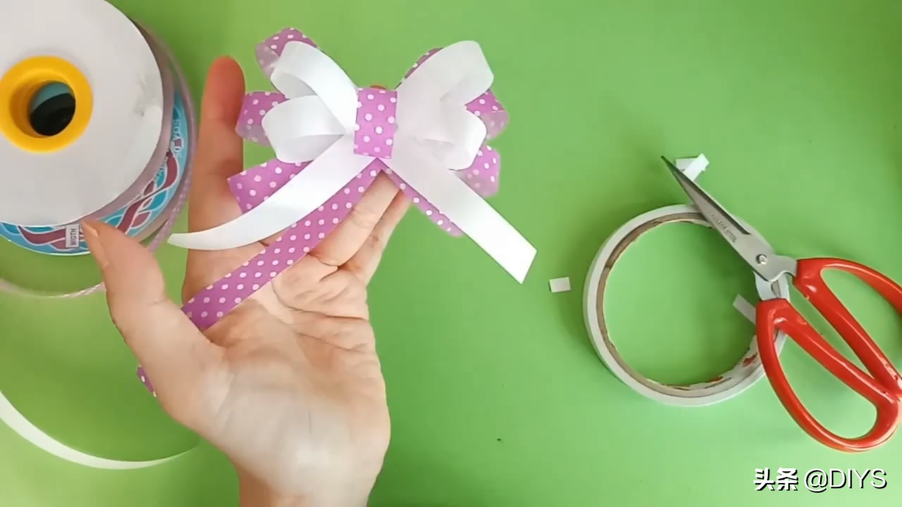塑料彩带蝴蝶结的打法图文,多根彩带蝴蝶结的打法